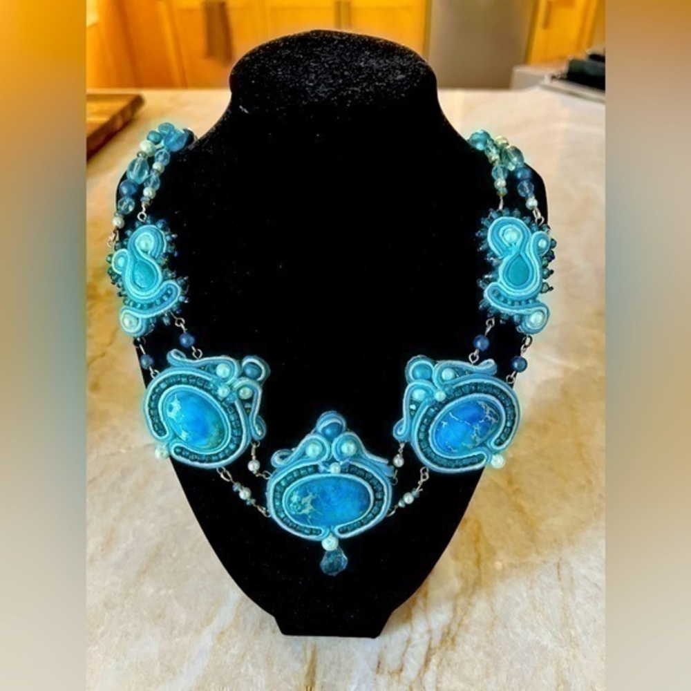 🦋 Beautiful handmade necklace. Genuine stones. Great unique conversation piece.